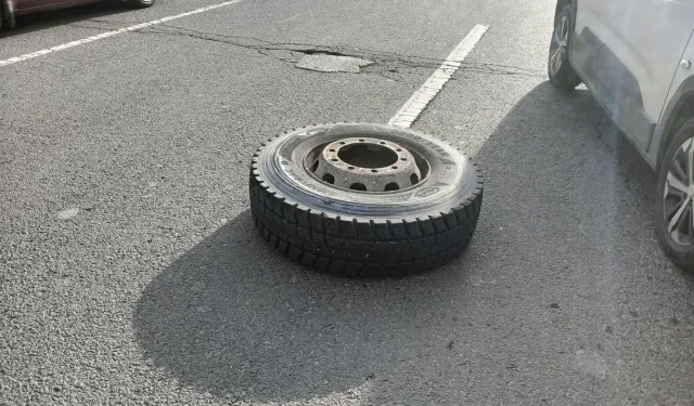 Keçiören’de Beton Mikserinden Kopan Tekerlek 3 Araca Çarptı