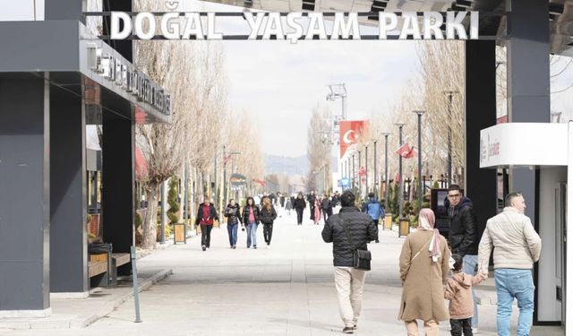 Ankara'da Bayram Mesaisi: Parklar ve Bahçeler Doldu Taştı