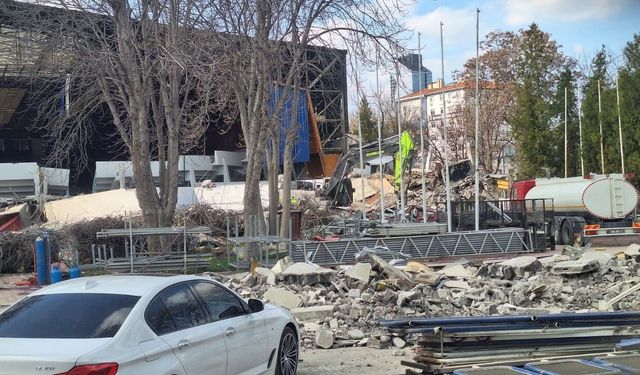 Atatürk Spor Salonu’nun Yıkımında Duvar Çöktü, Ekipler Alarmda