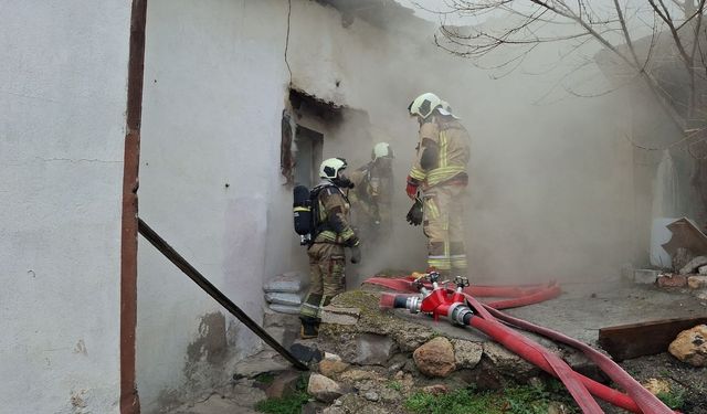 Beypazarı’nda Korkutan Yangın: Ahşap Ev Kullanılamaz Hale Geldi