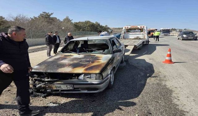 Elmadağ'da Seyir Halindeki Otomobil Alev Alev Yandı