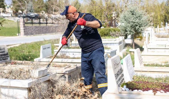 Etimesgut’ta Mezarlıklar Bayram Ziyaretine Hazır, Şehitliklerde Bayraklar Yenilendi