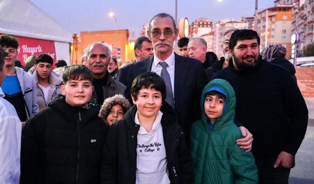 Etimesgut Belediye Başkanı Beşikcioğlu Kendi Elleriyle Yemek Dağıttı