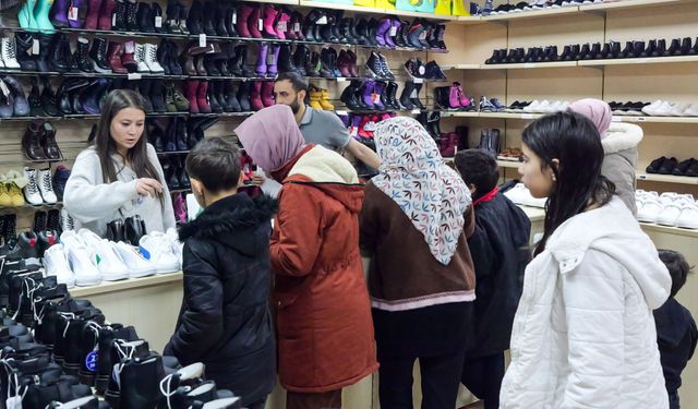 Etimesgut’ta Bayram Sevinci, Beşikcioğlu Çocuklara Bayramlıklarını Dağıttı