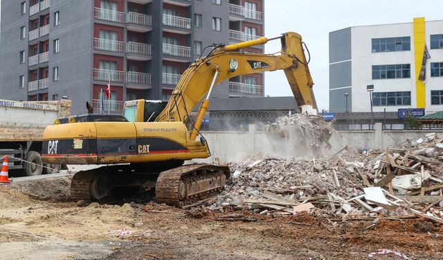 Etimesgut’ta KYK Yurdu Yakınındaki Metruk Yapı Yıkıldı
