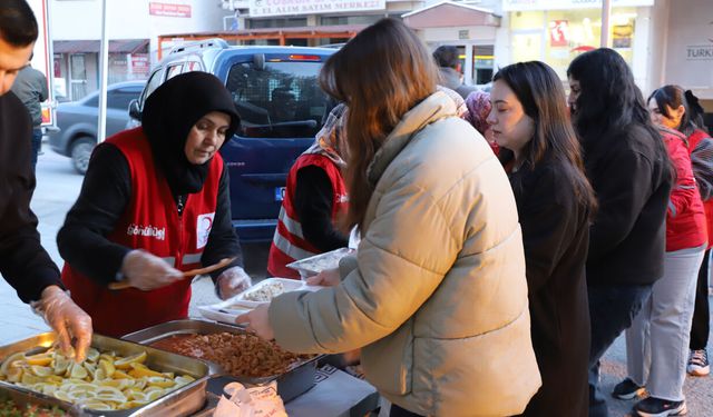 Gölbaşı’nda Kızılay’dan Bereket Sofrası, 520 Kişi Aynı Sofrada Buluştu