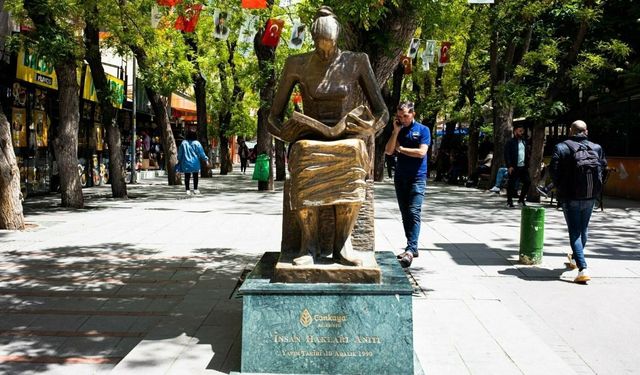 Kızılay'ın Simgesi İnsan Hakları Anıtı