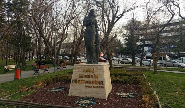 Kurtuluş Parkı’ndaki Anne Heykeli: Sevgi ve Bağlılığın Simgesi