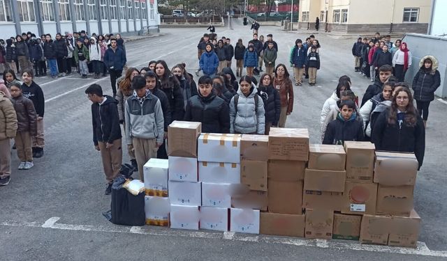 Nallıhanlı Öğrenciler İhtiyaç Sahiplerini Harçlıklarıyla Güldürdü