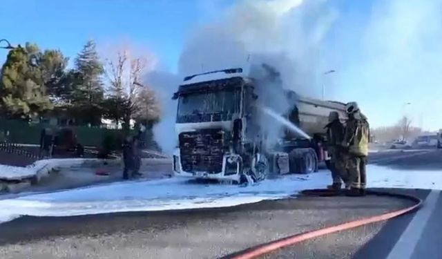 Polatlı'da Seyir Halindeki Hafriyat Kamyonu Alevlere Teslim Oldu
