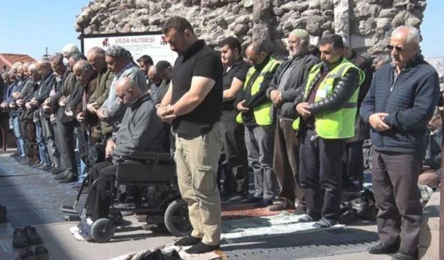 Ankaralılar Ramazan'ın Son Cumasında Hacı Bayram Veli Camii'nde Buluştu