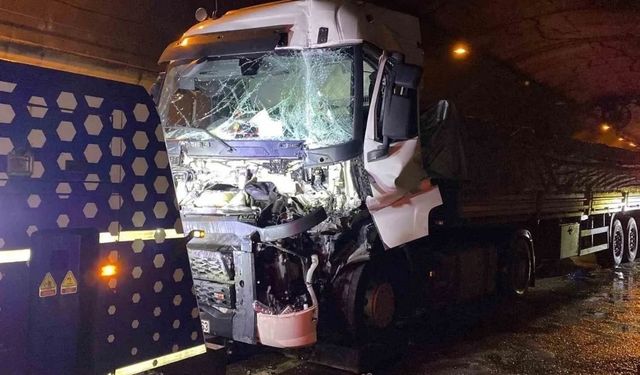 TEM Otoyolu Ankara İstikametinde Zincirleme Kaza: Tünel İçinde 4 Araç Birbirine Girdi