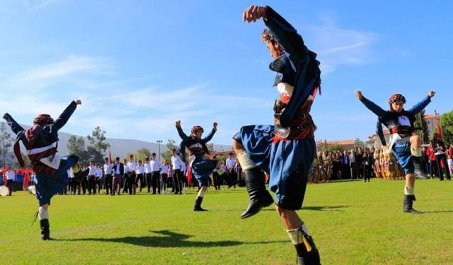 Zeybek Dansının Kökeni ve Figürlerin Anlamları