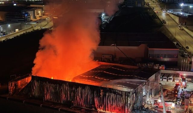Sincan'da Fabrika Alevlere Teslim Oldu, 35 Kişi Son Anda Kurtuldu