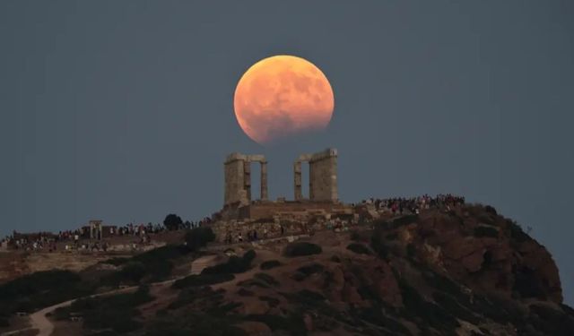Ay'ın Asıl Rengi Ne?