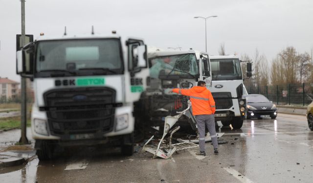 Çubuk-Ankara Yolunda 3 Beton Mikseri Birbirine Girdi