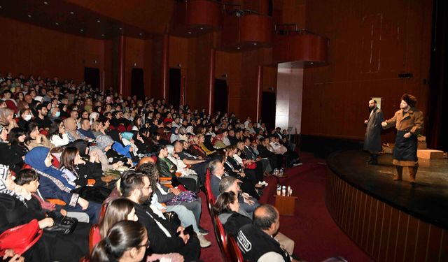 Gençlik Parkı’nda Nikolay Gogol Komedisi: Altındağlı Gençlerden "Burun" Prömiyeri