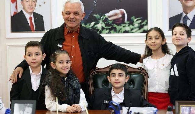 Mamak Belediye Başkanı Şahin, Koltuğunu Çocuklara Devretti