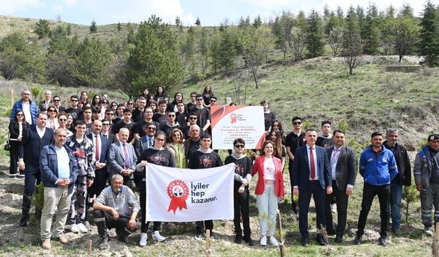 Mamak Belediye Başkanı Şahin, Öğrencilere Fidan Dikiminde Eşlik Etti