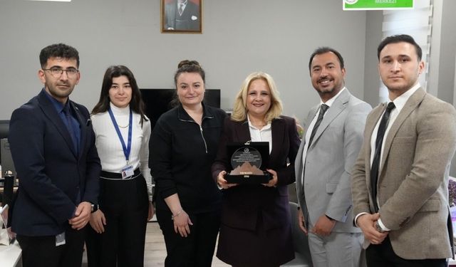 Mamak İstihdam Merkezi'ne Çalışmalarından Dolayı Plaket Verildi