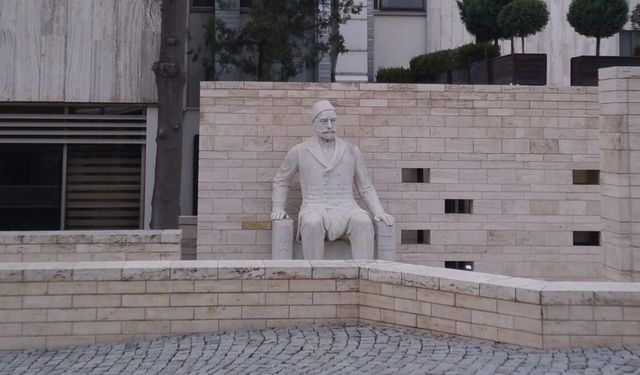 Ankara Mithat Paşa Anıtı