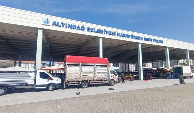 Karapürçek Semt Pazarı’nda Sebze Tezgahları Nefes Alırken, Meyve Fiyatları Yükselişe Geçti