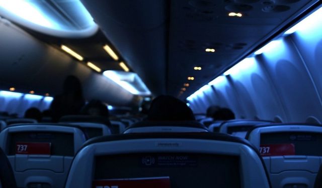 Uçaklarda İniş ve Kalkış Esnasında Işıkların Söndürülmesinin Sebebi Nedir?