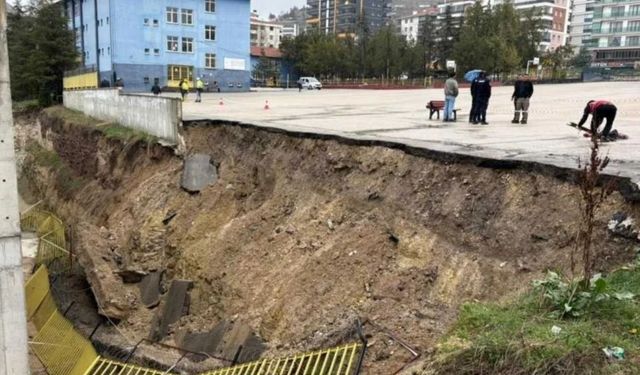 Sağanak Yağış Yenimahalle'de Bir Ortaokulun İstinat Duvarını Yıktı