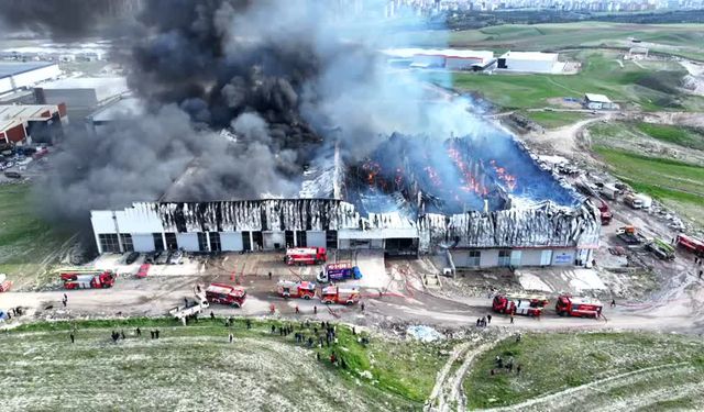 Yenimahalle'de Mobilya Deposunda Çıkan Yangın Korkuttu