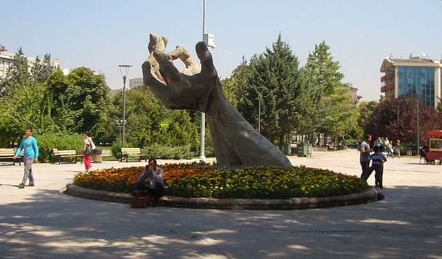 Ankara Abdi İpekçi Parkı ve Eller Heykeli