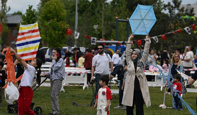 Ankara'da 19 Mayıs Coşkusu Gökyüzüne Taşındı: Gençler Uçurtma Şenliğinde Buluştu