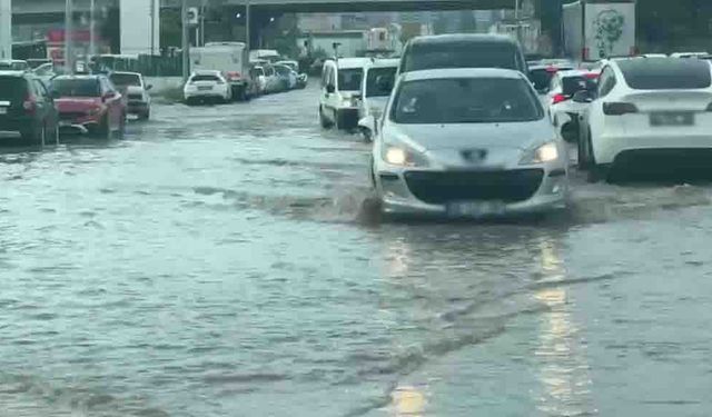 Ankara'da Sağanak Esareti: Yollar Göle Döndü, Trafik Felç Oldu