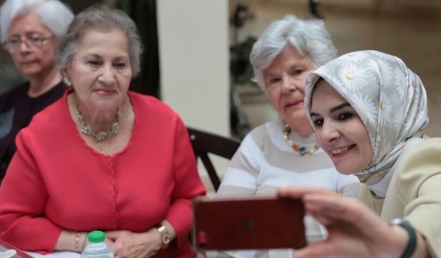 Bakan Göktaş, Anneler Günü'nde Huzurevi Sakinleriyle Bir Araya Geldi