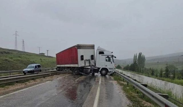 Haymana'da Kontrolden Çıkan Tır Karşı Şeride Geçip Minibüsle Çarpıştı