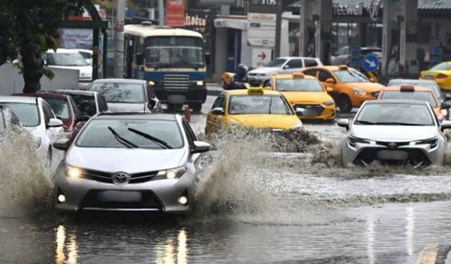 Başkentte Aniden Bastıran Sağanak Yağış Hayatı Olumsuz Etkiledi