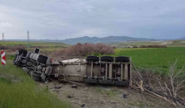 Beypazarı’nda Kontrolden Çıkan Tır Şarampole Uçtu