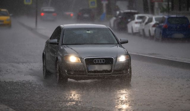 Ankara’da Aniden Bastıran Sağanak Yağış Sokakları Göle Çevirdi