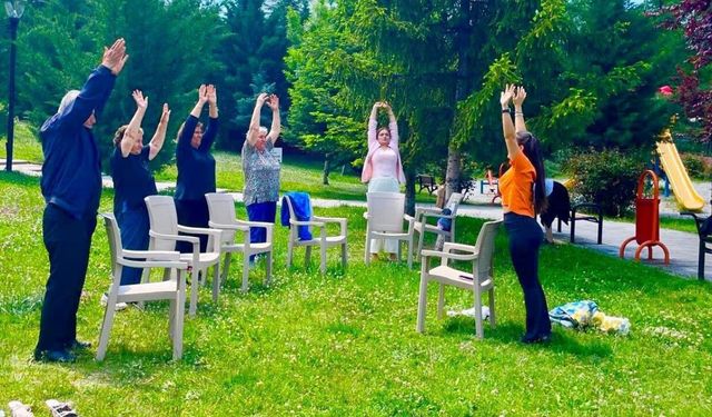 Çankaya Sokullu Emekli Lokalinde Açık Hava Yoga Etkinliği