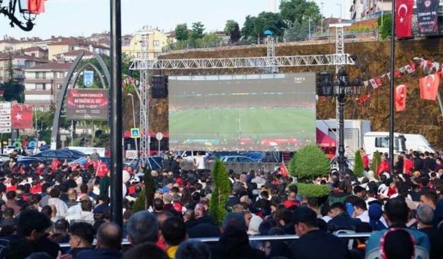 Keçiörenliler, Milli Maç için Kalaba Kent Meydanı'nda Buluştu