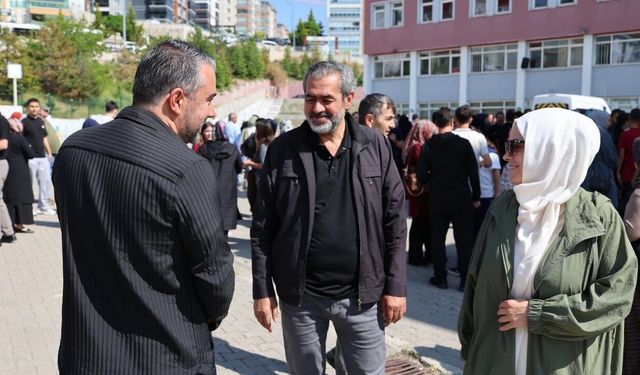 Pursaklar’da YKS Heyecanı: Ertuğrul Çetin Aileleri Yalnız Bırakmadı