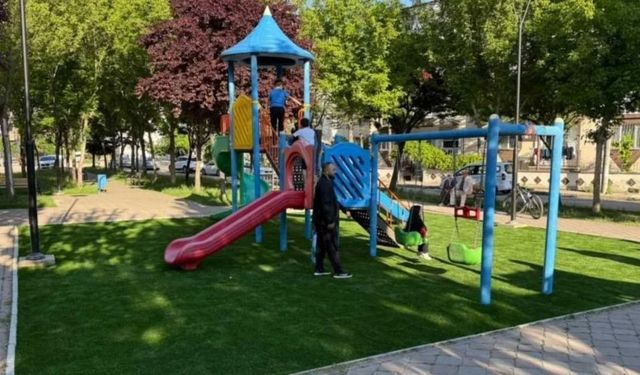 Sincan Belediyesi Parklarda Yenileme Seferberliği Başlattı