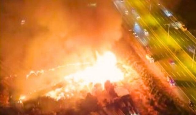 Ankara Yenimahalle'de Tahta Palet Deposu Alev Aldı