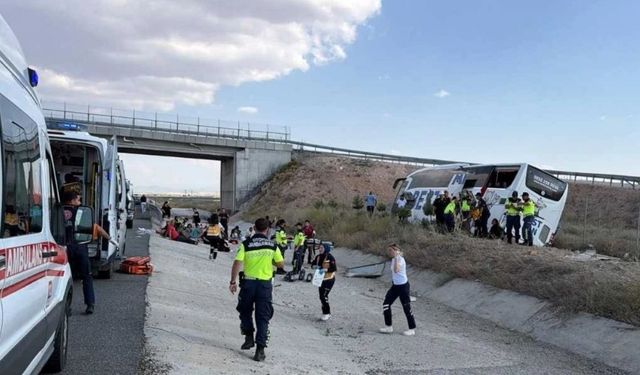 Ankara-Niğde Otoyolunda Yolcu Otobüsü Devrildi: 20 Yaralı