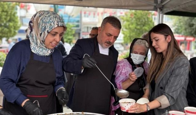 Başkan Ercan, Lale Meydanı'nda Vatandaşlara Aşure İkram Etti