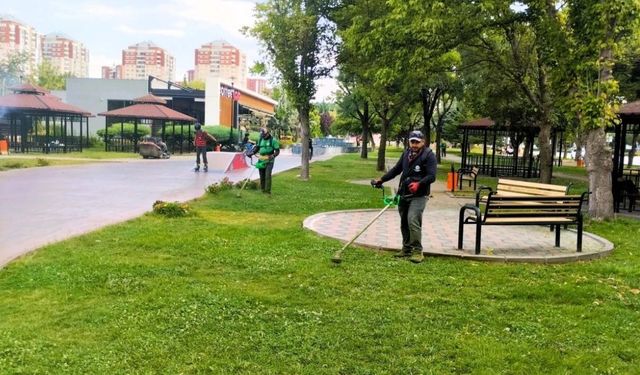 Etimesgut'ta Yeşil Alanlar Düzenli Olarak Temizleniyor