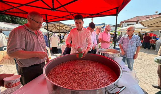 Güdül’de Pazar Girişinde Aşure İkramı: Vatandaşlardan Yoğun İlgi