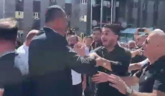 Etimesgut Belediyesi Önünde Toplanan Kalabalıkta Arbede Yaşandı