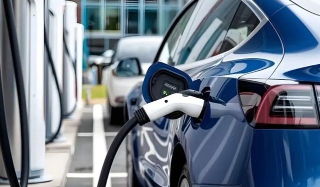 Uzun Süre Park Halinde Bırakılan Elektrikli Araçların Bataryası Biter mi?