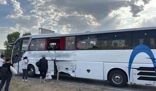 Kırıkkale-Ankara Kara Yolunda Yolcu Otobüsü ile İki Tır Birbirine Girdi