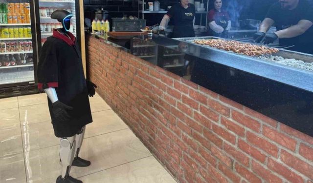 Patronundan Zam İsteyen Robot Garson Fiko Ankaralıların Neşesi Oldu